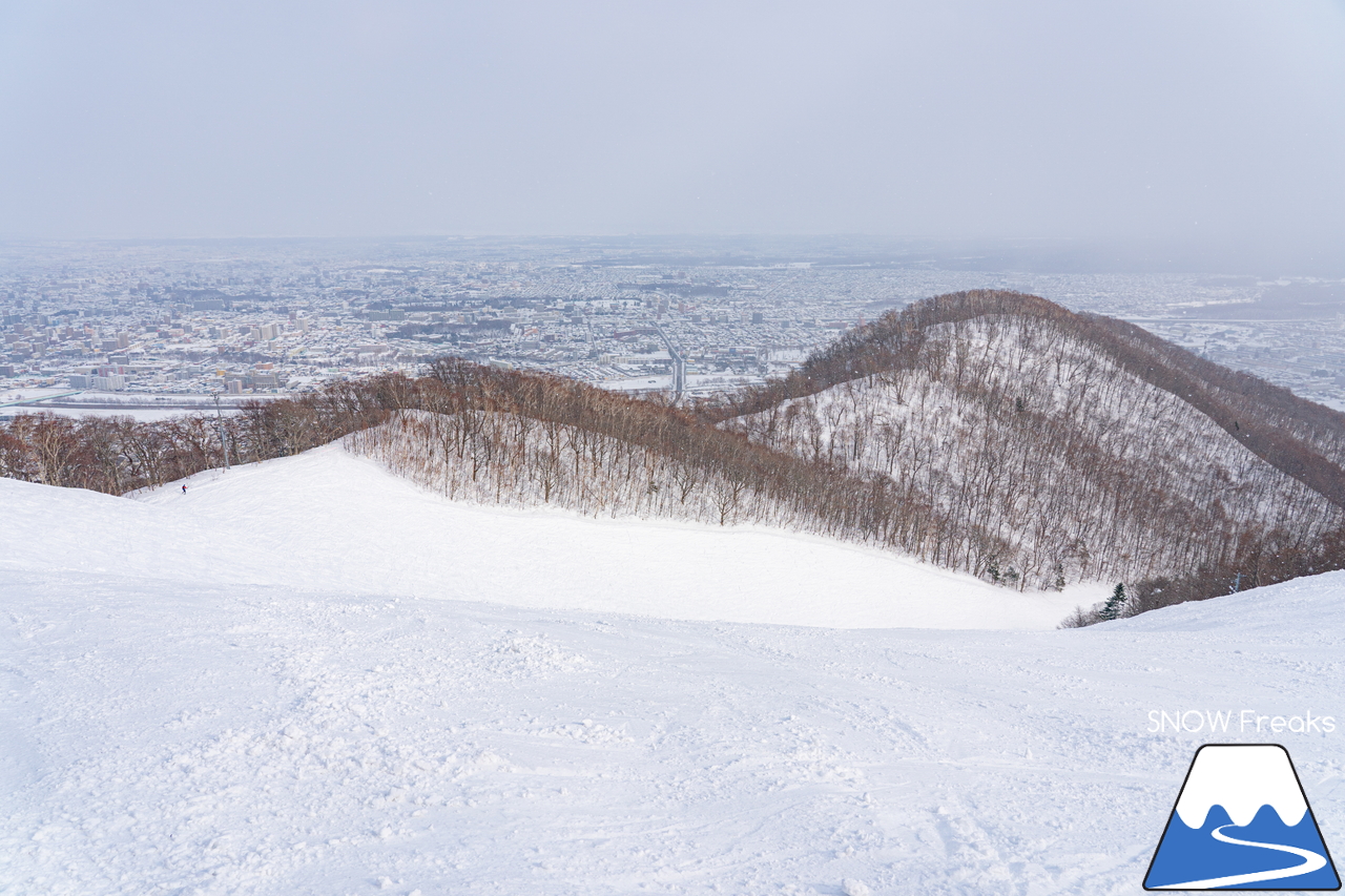 札幌藻岩山スキー場｜藻岩山の山頂に架かる『第2トリプルリフト』は、明日が今季の運行最終日…。ということで、いざ乗り納めにGo～(^^♪